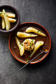 Warm goat's cheese with Prosecco pears and thyme-pepper-honey