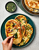 Knoblauch-Naan mit Petersilien-Knoblauchbutter