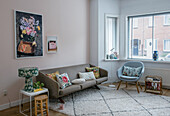 Wohnzimmer mit pastellfarbenen Wänden und geblümten Dekokissen