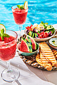 Snacks am Pool - Melonen-Cocktail, gemischter Salat mit Feta und Röstbrot