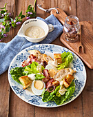 Caesar Salad mit hartgekochten Eiern und Speck