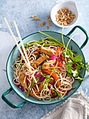 Fried wheat noodles with chicken