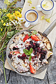 Kaiserschmarrn mit Brombeeren und Erdbeeren