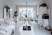 Living room in white with wooden floor and country-style furniture