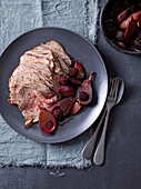 Roastbeef mit neuem Wein, Birnen und Brombeeren