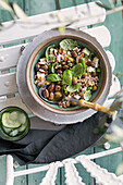 Dinkel-Primosale-Salat mit grünen Oliven und gerösteten Mandeln