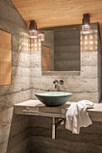Modernes Badezimmer mit Betonwänden und Holzelementen