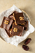 Schokoladen-Nuss- Quadrate mit Datteln