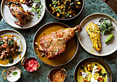 Gerichte aus dem Nahen Osten: gebratenes Schweinefleisch, Seeteufel, Curry, Taube, Muscheln