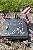 Frankreich,Manche,Cotentin,Angoville au Plain,Denkmal für Robert E Wright,US Army Sanitäter vom 2. Battalion des 501st Parachute Infantry Regiment (PIR), der für die Rettung von 80 Soldaten und 1 Kind in der Kirche mit dem Silver Star ausgezeichnet wurde