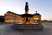 Frankreich,Gironde,Bordeaux,von der UNESCO zum Weltkulturerbe erklärtes Gebiet,Stadtteil Saint Pierre,Place de la Bourse und der Brunnen der drei Grazien