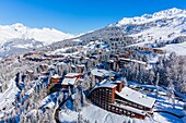 Frankreich,Savoie,Vanoise-Massiv,Tal der Haute Tarentaise,Les Arcs 1800,Teil des Paradiski-Gebietes,Blick auf den Mont Blanc (4810m) (Luftaufnahme)