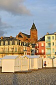 Frankreich,Somme,Mers-les-Bains,Badeort am Ufer des Ärmelkanals,der Strand und seine 300 Strandhütten,die Kreidefelsen im Hintergrund