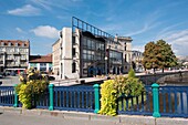 Frankreich,Territoire de Belfort,Belfort,das Theater Granit und die Pont des Arts am Rande von Savoureuse