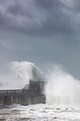 Frankreich,Vendee,Les Sables d'Olonne,Hafenkanal-Leuchtturm im Miguel-Sturm