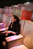 Frankreich,Paris,Royal Monceau Hotel,Frau sitzt im Katara-Kino des Royal Monceau mit Pierre Herme-Popcorntüte