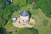 Frankreich,Morbihan,Bois d'Anic,ehemalige Mühle in Haus gebaut (Luftaufnahme)