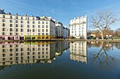 Frankreich,Paris,Saint-Martin-Kanal,Schaufenster Antoine et Lili und Wohnhaus am Quai de Valmy