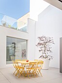 Frankreich,Languedoc-Roussillon,Nimes,Geschichte: "Geöffnetes Dachgeschoss zum Innenhof" (Architekt Roulle-Oliveira)