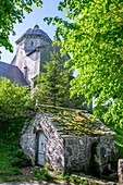 Frankreich,Cantal,Regionaler Naturpark der Vulkane der Auvergne,monts du Cantal (Cantal-Berge),vallee de Cheylade (Cheylade-Tal),Saint Hippolyte,Kapelle der Font Sainte,die Quelle und das Oratorium