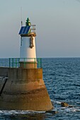 Frankreich,Morbihan,Houat,Statue des Heiligen Gildas Steinwache über der Hafeneinfahrt