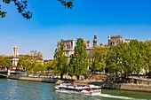 Frankreich,Paris,Gebiet als Weltkulturerbe von der UNESCO aufgeführt,Rathaus und ein Flugboot