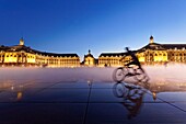 Frankreich,Gironde,Bordeaux,von der UNESCO zum Weltkulturerbe erklärtes Gebiet,Stadtteil Saint Pierre,Place de la Bourse,das Spiegelbecken von 2006 und der Hydrant von Jean-Max Llorca