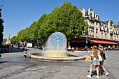 Frankreich,Marne,Reims,Place Drouet d'Erlon,Brunnen der Solidarität,zwei Mädchen gehen auf den Brunnen zu