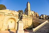Frankreich,Gers,Auch,Etappe auf dem Jakobsweg,D'Artagnan-Statue,die Escalier Monumental und der Tour d'Armagnac