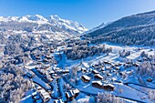 Frankreich,Savoie,Vanoise-Massiv,Tal der Haute Tarentaise,Montchavin,Teil des Paradiski-Gebietes,Blick auf das Skigebiet Peisey Vallandry und den Mont Pourri (3779m) (Luftaufnahme)