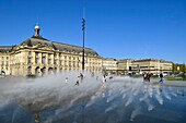 Frankreich,Gironde,Bordeaux,von der UNESCO zum Weltkulturerbe erklärtes Gebiet,Stadtteil Saint Pierre,Place de la Bourse,das Spiegelbecken von 2006 und der Hydrant von Jean-Max Llorca