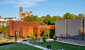 Frankreich,Aveyron,Rodez,das Museum von Soulages,entworfen von den katalanischen Architekten RCR in Zusammenarbeit mit Passelac & Roques und die Kathedrale Notre Dame