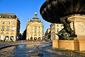 Frankreich,Gironde,Bordeaux,von der UNESCO zum Weltkulturerbe erklärtes Gebiet,Stadtviertel Saint Pierre,Place de la Bourse und der Brunnen der drei Grazien