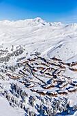 Frankreich,Savoie,Vanoise-Massiv,Tal der Haute Tarentaise,La Plagne,Teil des Paradiski-Gebietes,Blick auf Belle Plagne und den Mont Blanc (4810m),(Luftbild)