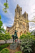 Frankreich,Marne,Reims,Kathedrale Notre Dame,von der UNESCO zum Weltkulturerbe erklärt,das Reiterstandbild der Jeanne d'Arc auf dem Kathedralenplatz und die Westfassade