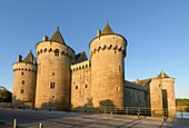 Frankreich,Morbihan,Sarzeau,das Schloss von Suscinio auf der Halbinsel von Rhuys bei Sonnenaufgang