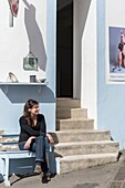Frankreich,Morbihan,Belle-Ile Insel,le Palais,Schmuckdesignerin Marine Cauvin vor der Kunstgalerie Castillo-Cauvin