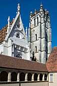 Frankreich,Ain,Bourg en Bresse,Royal Monastery of Brou restauriert im Jahr 2018,die Kirche von Saint Nicolas de Tolentino aus dem ersten Kreuzgang gesehen sagte Hostien