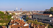 Frankreich,Rhone,Lyon,historisches Viertel, das zum UNESCO-Weltkulturerbe gehört,Panorama vom Viertel Les Pentes de la Croix-Rousse,Part-Dieu Turm (oder der Bleistift) und Incity Turm (oder Radiergummi) im Hintergrund