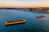 Frankreich,Calvados,Arromanches les Bains,Klippen von Cap Manvieux,Überreste von Mulberry B,Port Winston,Phoenix-Wellenbrecher (Luftaufnahme)