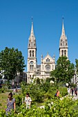 Frankreich,Paris,Saint Ambroise Kirche,Truillot Garten,Rasen gesäumt von Blumenbrachen,Weinreben und Obstbäumen