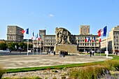 Frankreich,Seine Maritime,Le Havre,von Auguste Perret wiederaufgebaute Stadt, die zum Weltkulturerbe der UNESCO gehört,Place General de Gaulle,Denkmal für die Toten und den Sieg (1924) des Bildhauers Pierre-Marie Poisson