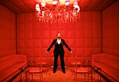 Frankreich,Paris,Hotel Royal Monceau,Julie Eugene,Kunst-Concierge des Royal Monceau,in der roten Räucherkammer des von Philippe Starck entworfenen Hotels