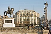 France,Paris,area listed as World Heritage by UNESCO,King Henri IV statue on the Ile de la Cite and on the pont Neuf covered by snow and La Samaritaine department store in the background
