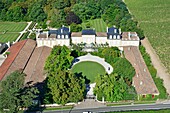 Frankreich,Gironde,Saint Julien Beychevelle,Chateau Langoa Barton third growth Saint Julien,die Weinlager und das Schloss (Luftaufnahme)