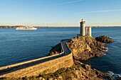 Frankreich,Finistere,der Leuchtturm des Petit Minou bei Sonnenuntergang und das Schiff Europa