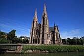 Frankreich,Bas Rhin,Straßburg,Stadtviertel Neustadt aus der deutschen Zeit, das von der UNESCO zum Weltkulturerbe erklärt wurde,Die Auvergne-Brücke und die St.-Paul-Kirche,Platz General Eisenhover