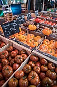 Frankreich,Alpes Maritimes,Nizza,von der UNESCO zum Weltkulturerbe erklärt,Altstadt von Nizza,Cours Saleya Markt,Tomatenstand