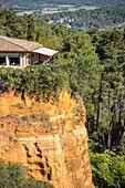 Frankreich,Vaucluse,regionaler Naturpark des Luberon,Roussillon,bezeichnet die schönsten Dörfer Frankreichs,Ockerfelsen