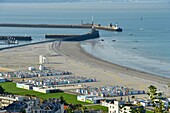 Frankreich,Seine Maritime,Le Havre,Blick auf das von der UNESCO zum Weltkulturerbe erklärte Stadtzentrum, den Yachthafen und den Strand